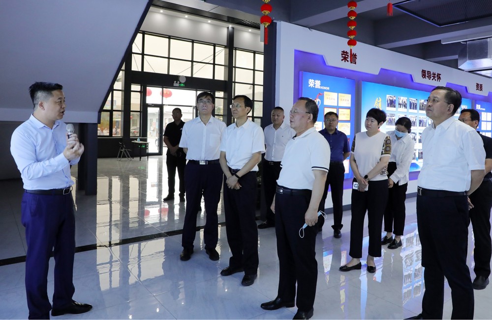 山东中威集团董事长张传义与中建八局第二建设有限公司签订战略合作协议